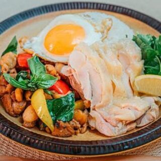 🥗 ヘルシーなのに満足感MAX！ 《カオマンガイとガパオ スペシャ…