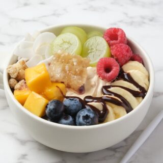 カラフルなトッピングで楽しむアサイーボウル🥣 グラノーラやナ…